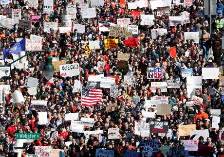 全美成千上萬學生今天上午展開「走出課室」活動，紀念槍擊案罹難者，並要求當局採取行動遏止槍械暴力。AP