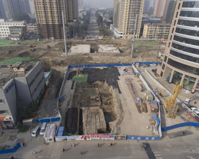 鎮遠橋位於地鐵基坑和擬建解放路北大街跨線橋高架地基處。網圖