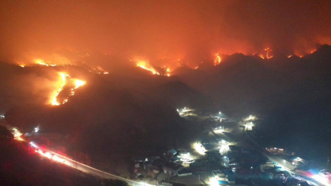 南韩东部地区的山火已烧毁超过1万4千公顷森林。AP