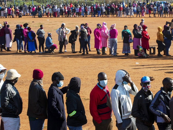 南非有專家預計，確診數字未來或很快達到一百萬。AP圖片