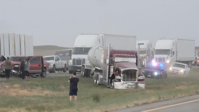 蒙大拿州高速公路发生连环车祸，至少5人丧生。网上图片