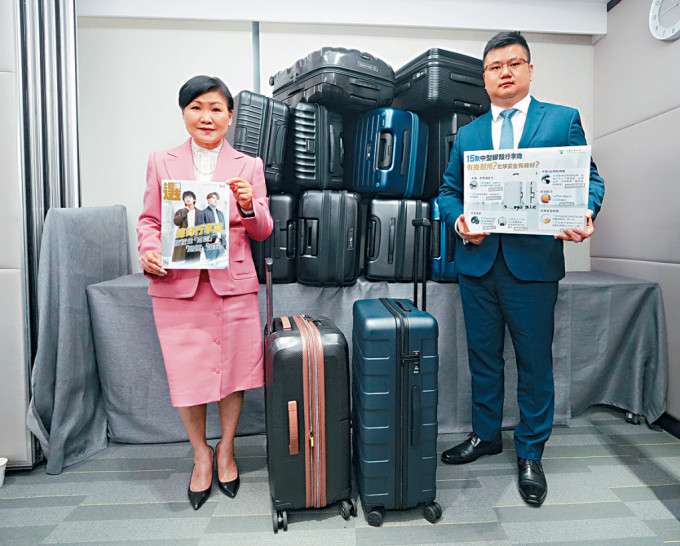 消委會總幹事黃鳳嫺（左）指，消費者在選購行李篋時，不要只考慮外型，亦要比較物料和手工等。