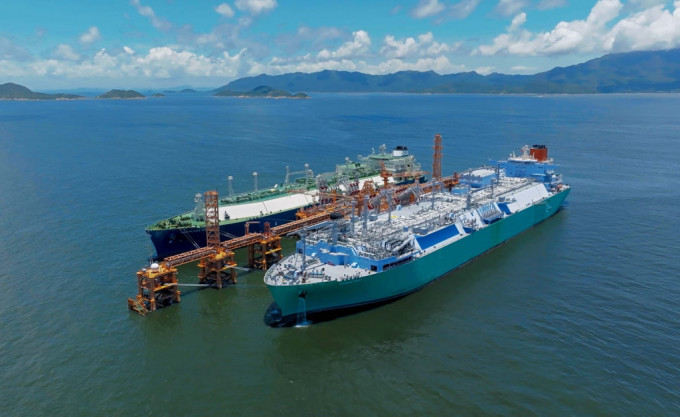 海上液化天然氣接收站正式運作， 首批長期協議液化天然氣抵港。