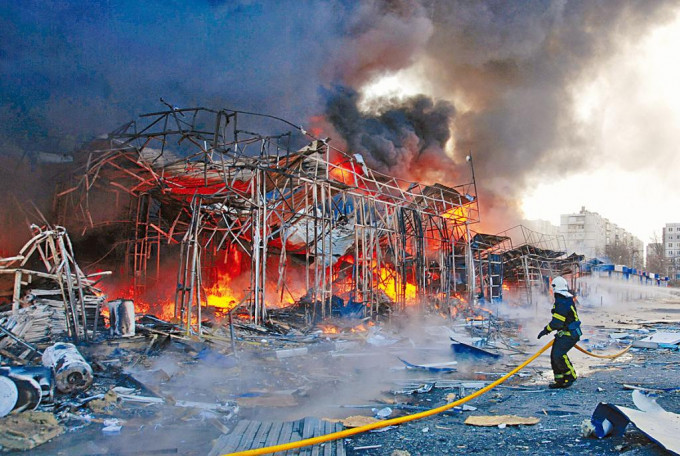 乌大城哈尔科夫一建筑物周三遭轰炸后，消防员扑救大火。　