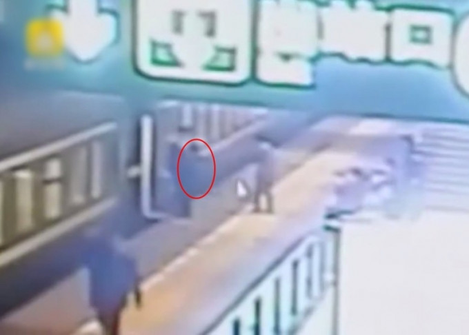 廣西南寧東站一名男童不慎跌進列車與月台之間的空隙。（網圖）