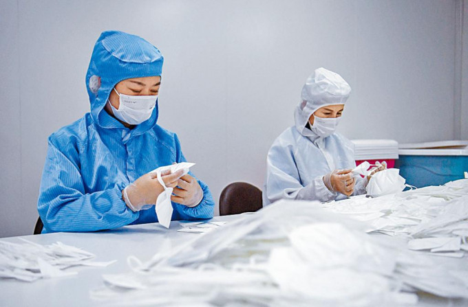春節期間，天津口罩廠工人照常上班，保障防疫物資供應。