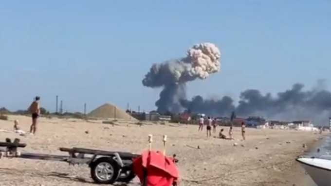 克里米亚的俄罗斯空军基地疑发生猛烈爆炸。网上图片