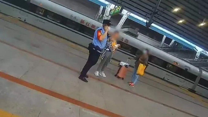北京西站站台上，民警正在对两女子进行调查。