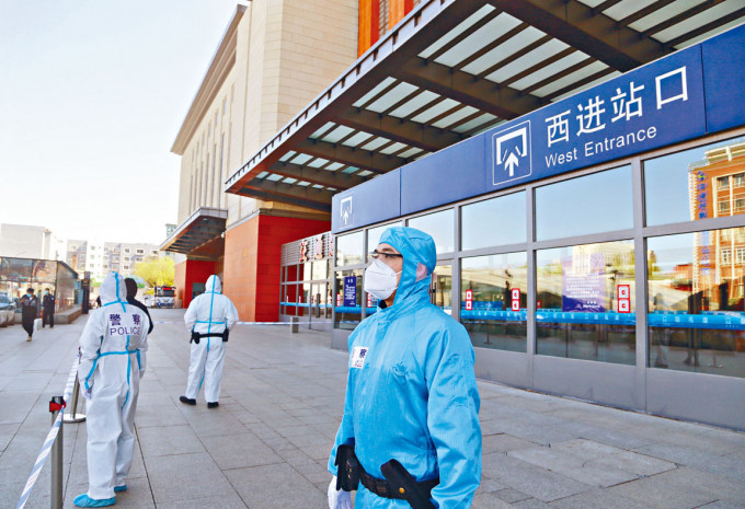 吉林市火車站停運，警察在火車站前疏導旅客。