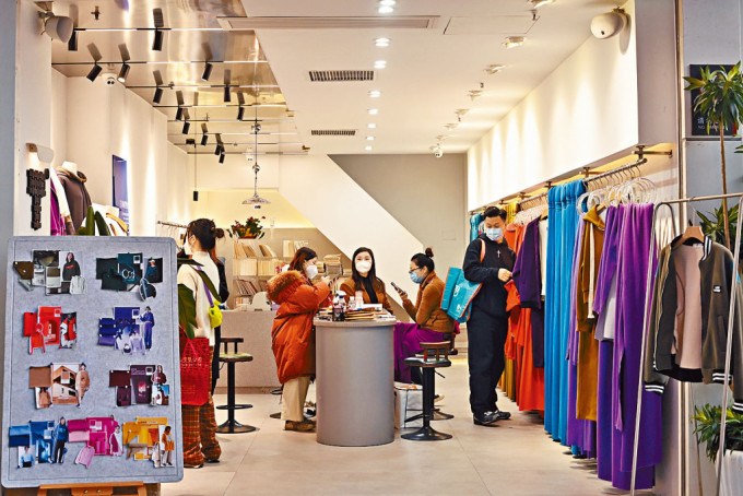 顧客在廣州國際輕紡城選購商品。