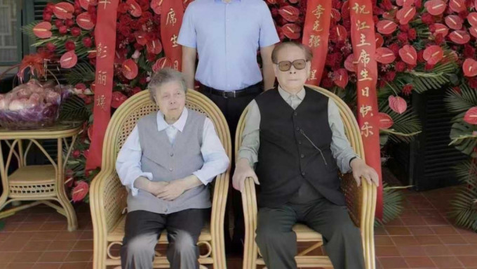 流传的照之一江泽民和夫人坐在藤椅上。