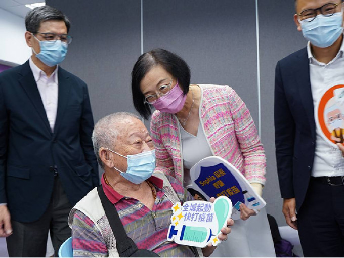 食物及衞生局长陈肇始日前到访葵青地区康健中心，了解外展接种服务。陈肇始网志图片