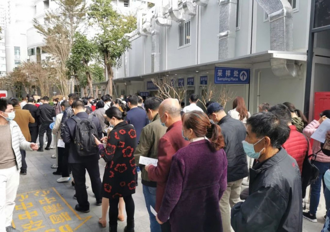 今天深圳不少医院的核酸检测点已经排起了长龙。网上图片