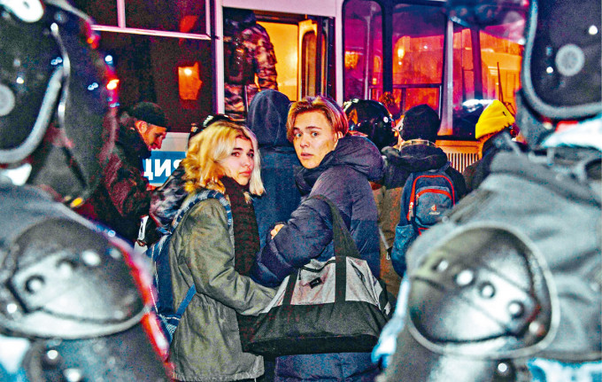 莫斯科防暴警察周二拘捕抗议法院裁决的示威者。