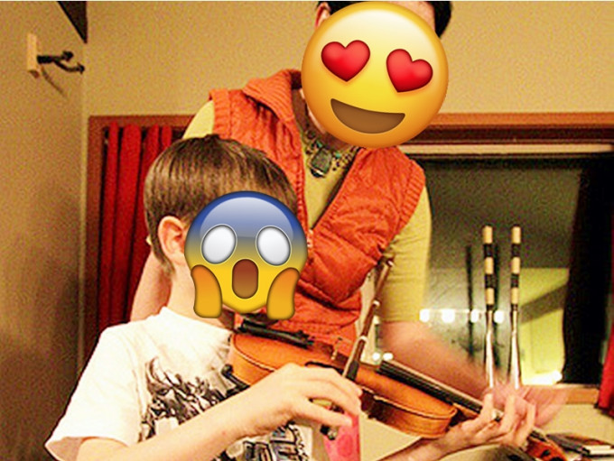 儿子当众练习拉琴。网图