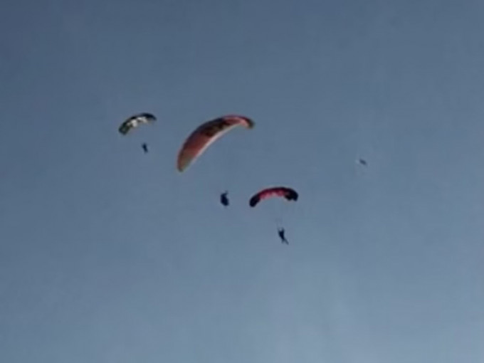 土耳其滑翔傘發生相撞意外。路透社圖片
