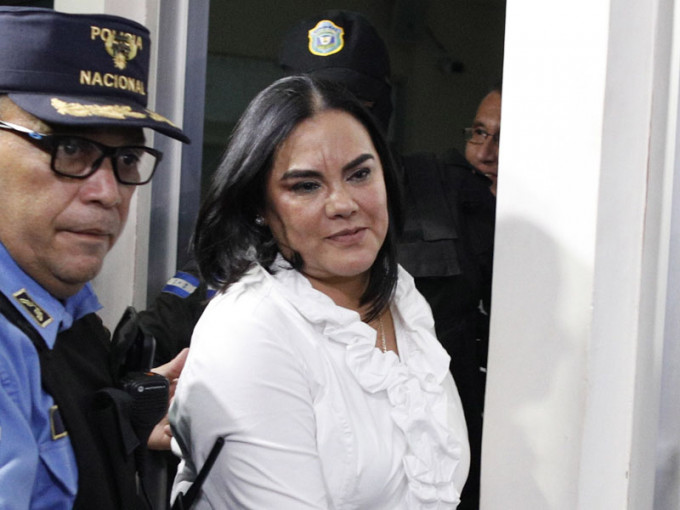 洪都拉斯前第一夫人波尼亚因不当挪用公款和诈欺罪名，被判58年徒刑。AP