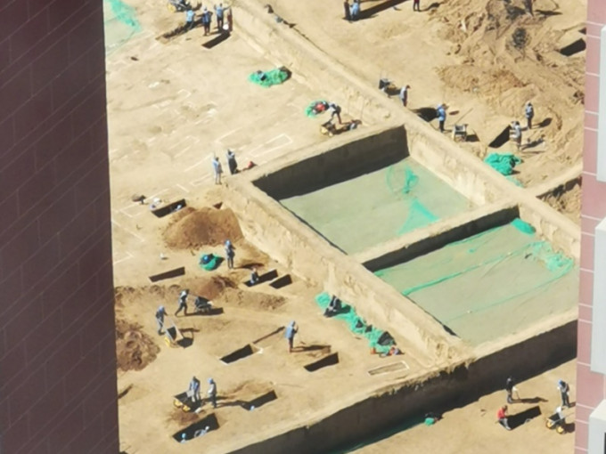 西安南郊一建筑工地正在进行考古发掘。网图