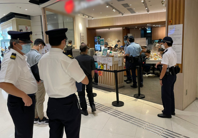 警方联同食环署人员突击巡查青衣区内多间餐厅。 警方图片