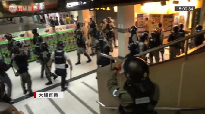 警方衝入大埔超級城截查可疑黑衣人士。有線新聞截圖