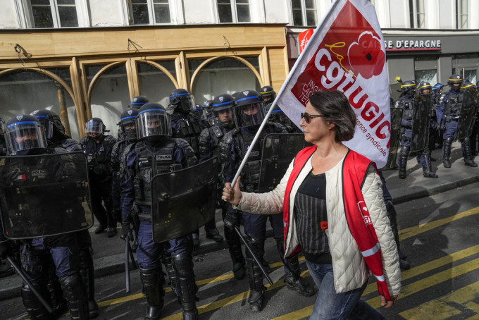 法国数万人示威抗议警察暴力。美联社