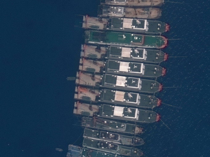 菲律宾本月在有争议的南海水域发现数百艘中国船只。AP图片