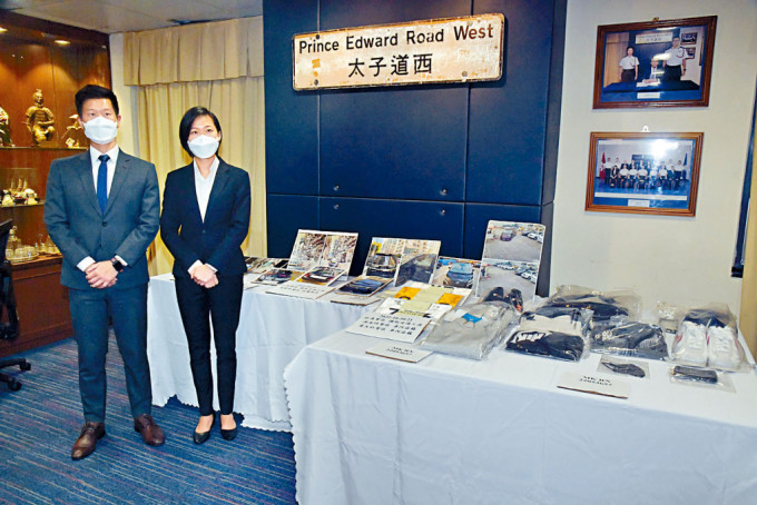 余晓妍及黄健熙(左至右)展示偷车案检获证物。