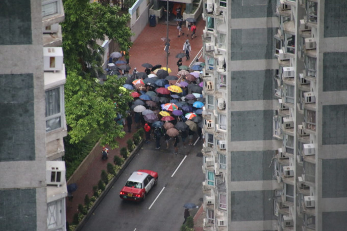游行人士沿永顺街进入海滨花园占据行车路.读者提供