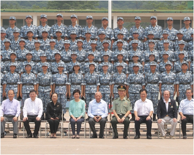 林鄭月娥（左4）在粉嶺新圍軍營出席第13屆香港青少年軍事夏令營結業典禮。