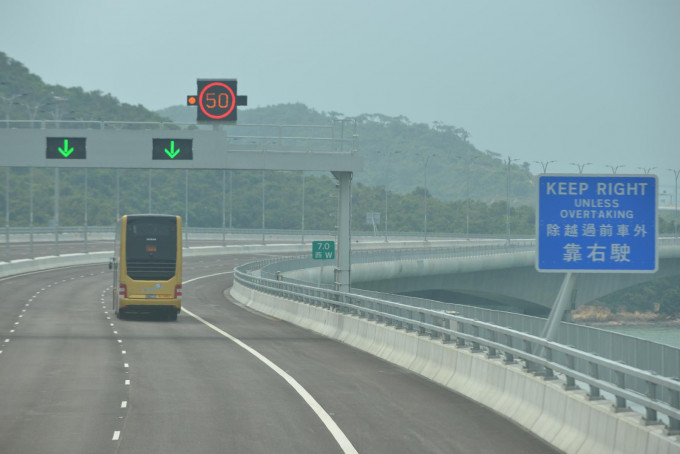 香港及内地政府均可派遣维养及紧急救援车辆在港珠澳大桥执行任务。