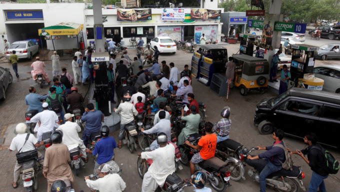 卡拉奇民众排长龙入油。 路透社