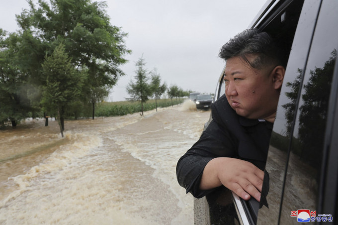 金正恩坐车视察中朝边境暴雨灾区。美联社