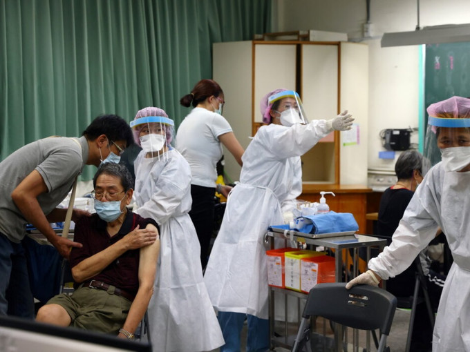 台湾6人接种新冠疫苗逾两周仍然确诊。路透社资料图片，非涉事人