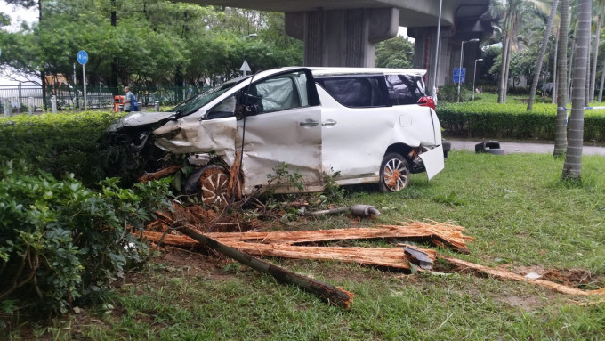 七人車損毀嚴重。