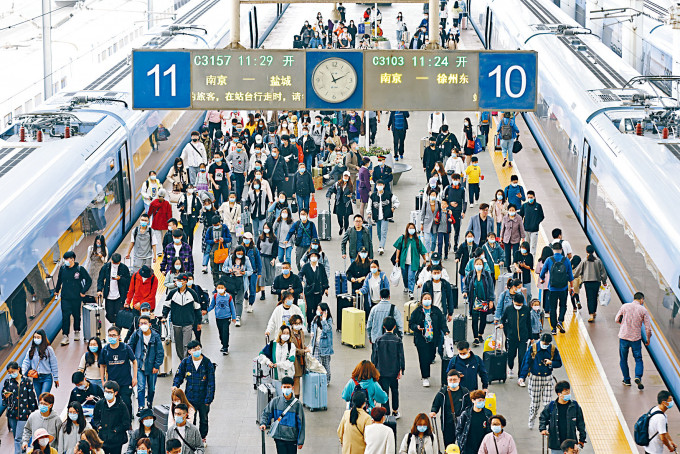 「五一」黄金周结束，各火车站回城的旅客大增。　