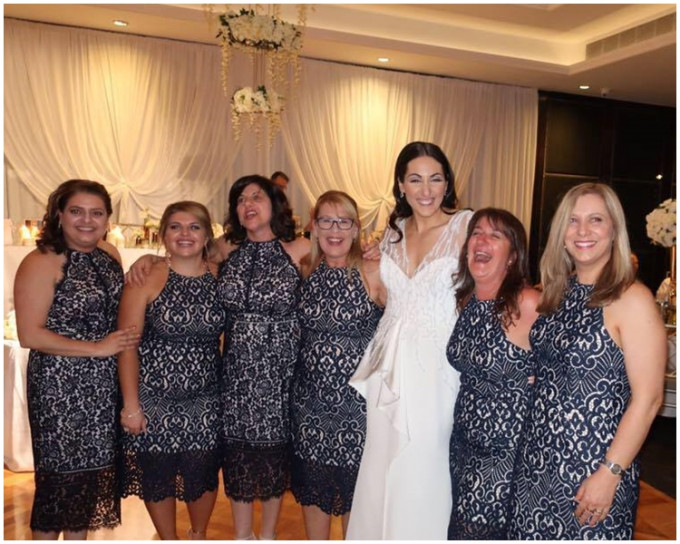 新娘与6「撞衫」女子大合照。Debbie Speranza fb 图片