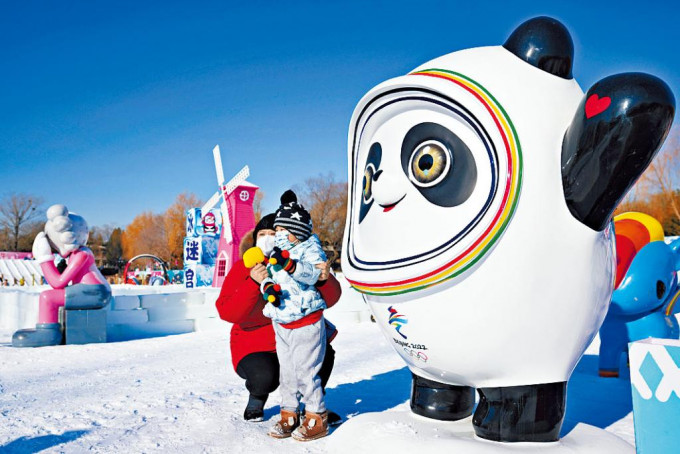 ■北京游客和冬奥吉祥物合影。　新华社