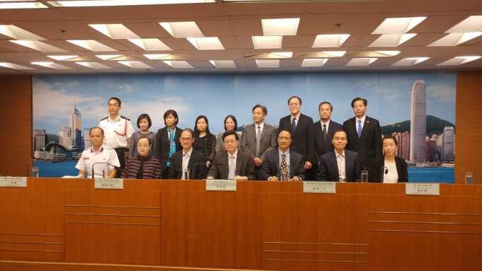 李家超联同相关部门代表交代各部门应对台风的准备工作。