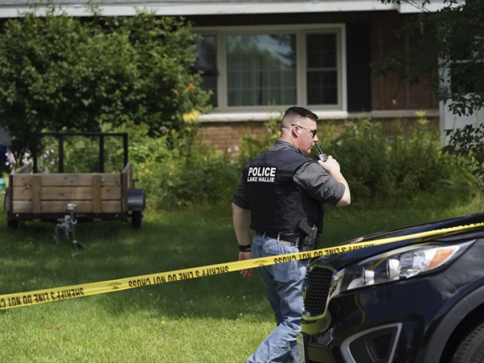 美国威斯康辛州西部拉斐特镇发生枪击案，警员到场调查。AP