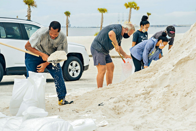 密西西比州沿岸居民周日堆沙包，防範颶風來襲。