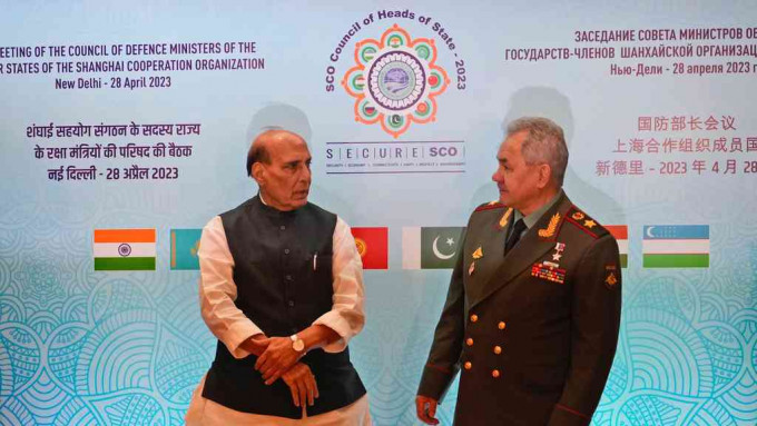 俄印国防部长新德里会面，双方同意加强防务合作。美联社