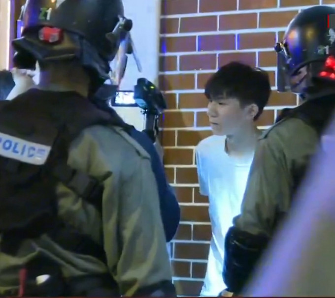 浸大学生会会长方仲贤被警方以「盗窃罪」拘捕。有綫新闻截图