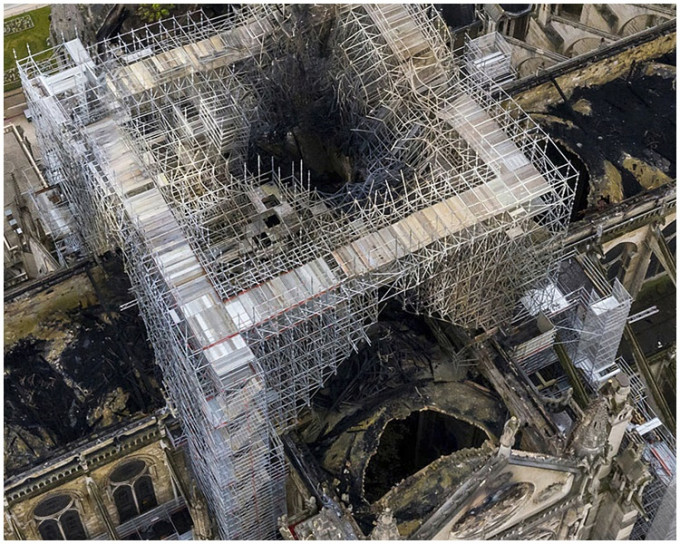 巴黎聖母院屋頂燒出大洞。AP