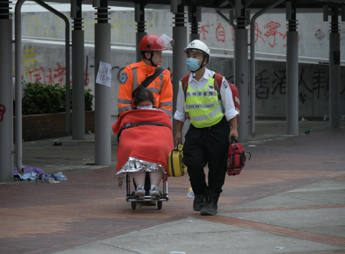 3人由救護送離校園。