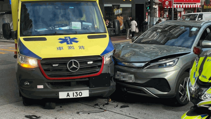 长沙湾救护车私家车十字路口相撞 至少两人受伤