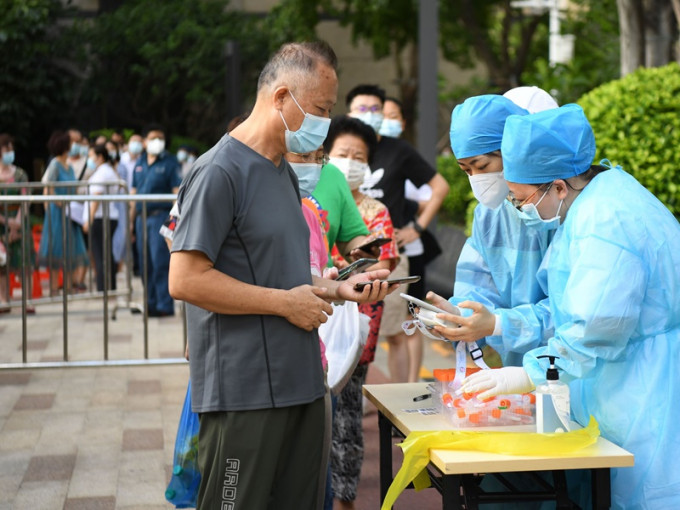 广州市荔湾区开展全员核酸检测。新华社