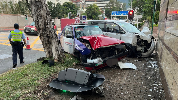 九龍塘窩打老道的士與私家車相撞，3人受傷。