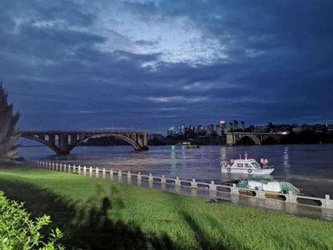 广东河源市区紫金桥凌晨突垮塌，断开两节。（网图）