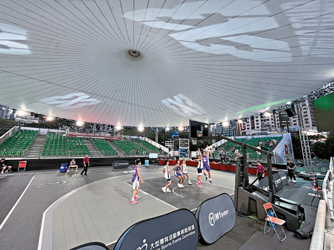 学界三篮决赛今日搬到于维园搭建的天幕场地上演。