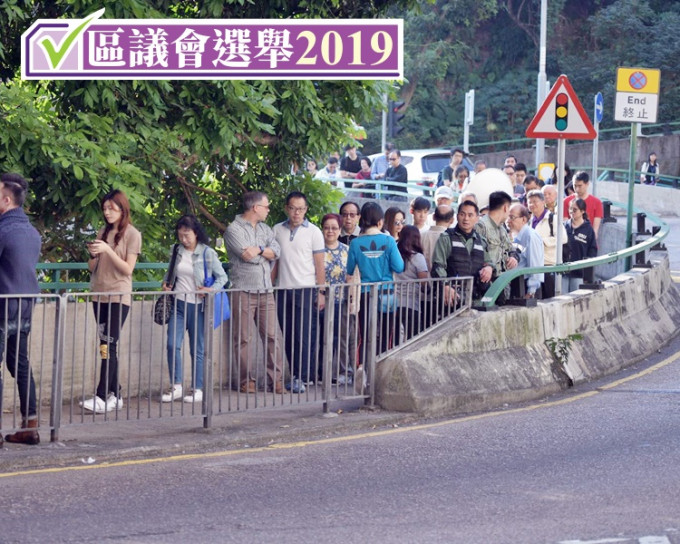 多区票站外都排上人龙。